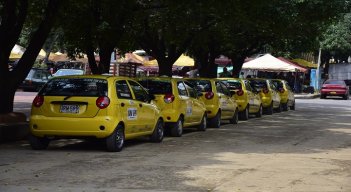 Los taxistas aseguran que día a día crece más la piratería en la ciudad y el área metropolitana. / Foto: Pablo Castillo / La Opinión 