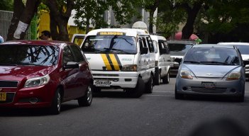 Los vehículos de transporte escolar deben contar con dos puertas no accionables por los escolares y con salidas de emergencia operables. / Foto: Pablo Castillo / La Opinión 