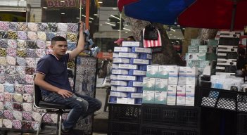 Algunos cucuteños consideran que en el país están demorados en eliminar esta medida, mientras que otros señalan que, aunque no sea obligatorio usar mascarilla, la seguirán utilizando. / Foto: Pablo Castillo / La Opinión 