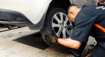 Las llantas deben ser cambiadas una vez que llegan a su límite de desgaste el cual es 1.6 mm. 