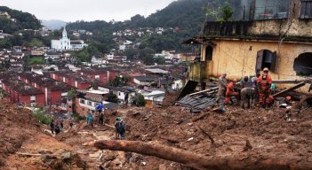 Algunos puntos de Petrópolis recibieron en menos de seis horas hasta 260 milímetros de lluvia, un volumen superior al esperado para todo el mes de febrero, de acuerdo con la agencia meteorológica MetSul. / Foto: AFP 