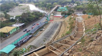 La construcción del puente avanza con normalidad. Foto: Cortesía/La Opinión.
