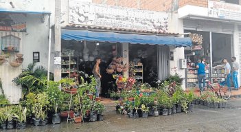 La ocupación del espacio público por parte de los vendedores informales, provoca trancones.