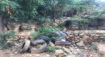 Con neumáticos reciclados y malla que se ha comprado mediante rifas y bazares, los vecinos del sector han creado un muro de contención de forma improvisada 