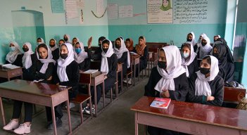 Mujeres en escuela de Afganistán