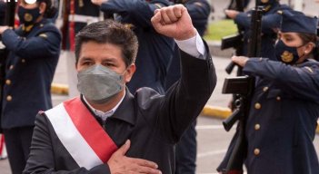 , inició este lunes el debate de una moción de destitución contra el presidente izquierdista Pedro Castillo 