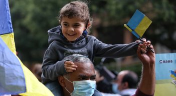 Hay 140 niños heridos. 