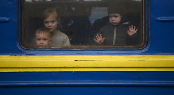 Niños escapando de Ucrania.