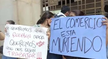 Comerciantes protestan frente a la alcaldía. 