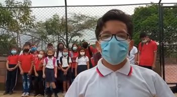 Estudiantes denuncian demoras con el transporte escolar. /Foto: Tomada del video/La Opinión