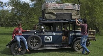 En un auto de 1928, familia argentina llega a casa tras 22 años de viaje./Foto: AFP