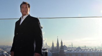 El actor austríaco Arnold Schwarzenegger pide por el fin de la guerra.