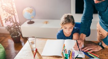¿Qué pasa si un papá le hace todas las tareas a su hijo?./Foto: internet