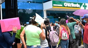 Usuarios de la salud deben hacer largas colas para que los atiendan./Foto Jorge Gutiérrez