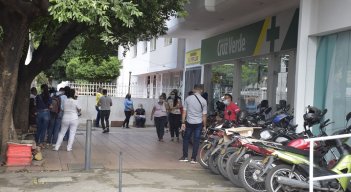 Los conductores invaden los andenes y las vías estacionando de manera irresponsable