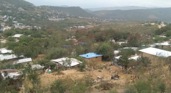 Las docenas de viviendas fueron construidas en lotes, al parecer, comprados de manera informal y/o invadidos