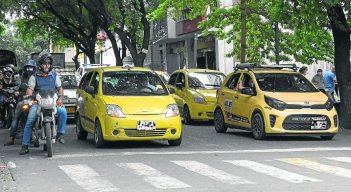 A los taxistas los roban  y les queman los carros