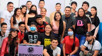 Entre clases de instrumentos musicales y momentos espirituales pasan los jóvenes que acuden al grupo ‘Las 18’, cada sábado.