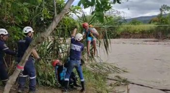 En Los Patios rescatan a familias en peligro por las lluvias. 