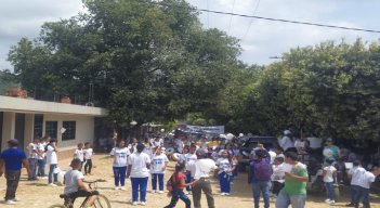 Cientos de habitantes del corregimiento La Gabarra, en el municipio Tibú, se movilizaron este sábado en esta región del Catatumbo para conmemorar el día de la memoria y la solidaridad para las víctimas