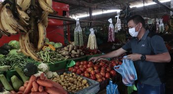 Los hogares reducen el consumo por la inflación. 