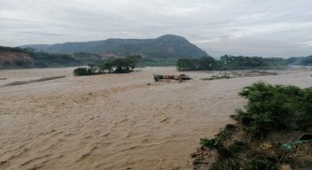Atrapadas quince volqueteros que recogían material de arrastre en el río Zulia por crecida de la corriente debido a las lluvias. 