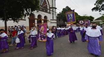 El Viacrucis del Lunes Santo contó con la presencia de 400 Nazarenos, integrantes de 10 movimientos apostólicos. /Foto: Cortesía de la Diócesis de Cúcuta 