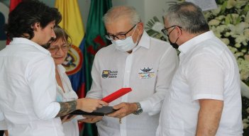 Entrega de la condecoración Juana Rangel de Cuéllar. / Foto: Cortesía / La Opinión 