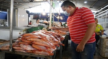 El precio del pescado, aunque tiende al alza, se mantiene económico. La cachama es el más económico, el kilo está a $8.000.  / Foto: Jorge Rodríguez/La Opinión