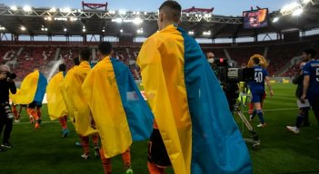 los jugadores lucieron la bandera de su país Ucrania