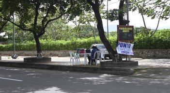 Los puestos de vacunación están vacíos. / Foto: Jorge Gutiérrez / La Opinión 
