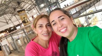 Dos mujeres comparten vidas similares. 