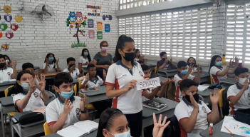Los estudiantes de diferentes cursos aprenden sobre lengua de señas en diferentes asignaturas. / Foto: La Opinión 