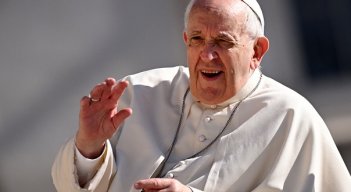 Papa Francisco pide frenar la guerra en Ucrania