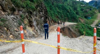 Cerrada vía de La Soberanía por pérdida de la banca debido a las fuertes lluvias.