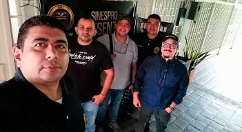 Miembros del sindicato Sinespro protestan en las afueras de la empresa ISVI Ltda/Foto cortesía