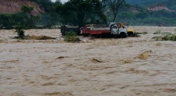 Mineros ilegales extraen material de arrastre del río Zulia./Foto cortesía