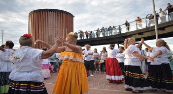Las candidatas al reinado fueron preparadas por la señorita Cúcuta, Camila Arias. /Foto: Cortesía/La Opinión