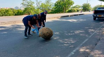 Cuadrillas de Gestión del Riesgo y la Alcaldía retiraron las rocas que obstaculizaban movilidad por la Demetrio Mendoza./Foto cortesía