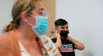 Expertos recomiendan que personas con patologías crónicas y adultos mayores continúen usando el tapaboca