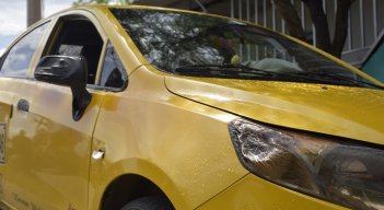 El conductor alcanzó a mover el taxi antes que el fuego lo consumiera.