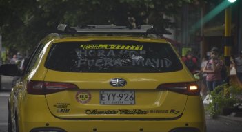 Taxistas consideran posibilidad de irse a paro por comparendos en paraderos y piden que se saque del cargo a secretario de Tránsito y Transporte. 
