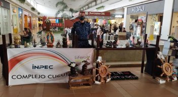 Artesanías elaboradas por los presos de la Cárcel Modelo fueron vendidas este sábado en el centro comercial Unicentro