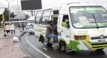 Conductores de busetas piden a los pasajeros pagar completo el pasaje, porque el incremento está aprobado legalmente. / Foto: La Opinión