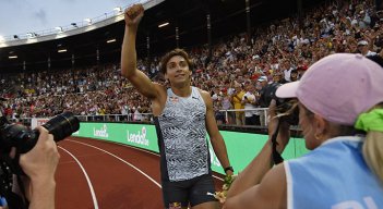 En casa, el campeón olímpico del salto con pértiga superó el listón colocado a 6,16 m