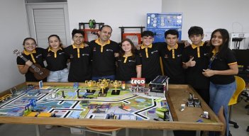 Los estudiantes se prepararon desde febrero para la competencia. El robot va a ser adecuado para la ronda nacional. / Fotos Jorge Gutiérrez / La Opinión