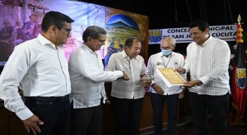 (De izquierda a derecha). Acompañan en la fotografía Oliverio Castellanos, Olger García Velásquez, José Eustorgio Colmenares, Jairo Yáñez y Luis Fernando Niño./ Foto: Jorge Gutiérrez / La Opinión 