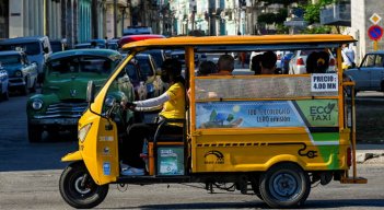 Carros eléctricos empiezan a desplazar a viejos automóviles 