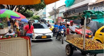 En pleno día los expendedores de droga venden su mercancía en la avenida 7 con calle 10.