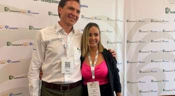 Eigny Johana Garza, Premio Mujer Palmera Colaboradora, junto al presidente de Fedepalma